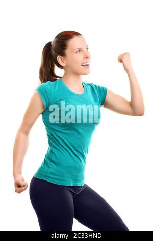 Un ritratto di una bella ragazza sportiva felice fit che flette il braccio e si acclama, isolata su sfondo bianco. Concetto di stile di vita sano. Libertà, Foto Stock