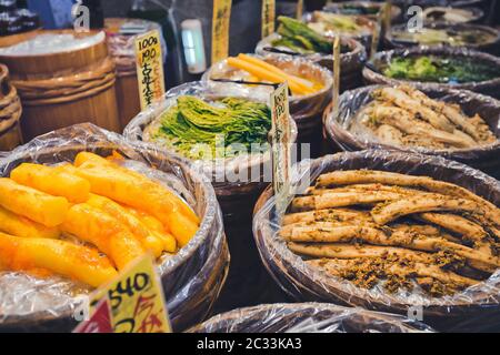 Kyoto, Giappone - 09 novembre 2018: Varie verdure marinate al mercato Nishiki. La verdura conservata in Giappone è un piatto tradizionale per il giapponese. Foto Stock