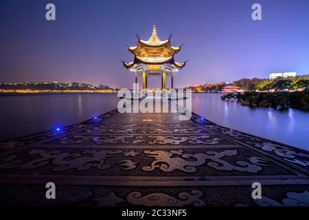 Antico padiglione Jixiano illuminato a West Lake, Hangzhou, Cina Foto Stock
