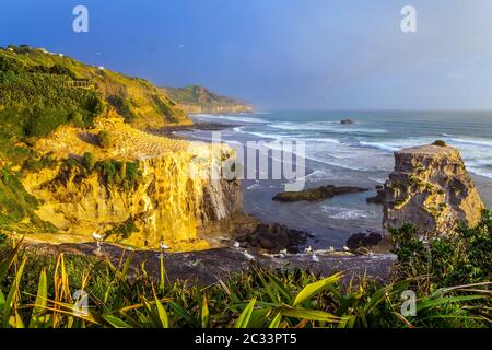 Tramonto panoramico sulla spiaggia Foto Stock