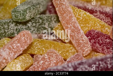 bastoncini di agrodolce in gomma di frutta ricoperta di zucchero Foto Stock