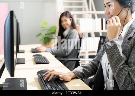 Sorridente call center funzionante Foto Stock