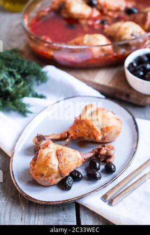 Cacciatore di pollo brasato con vino, olive e pomodori, piatto tradizionale italiano Foto Stock