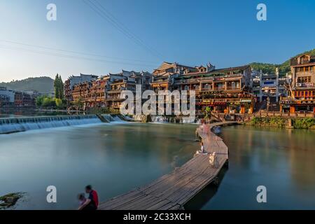 Percorso in legno sul fiume Tuo Jiang a Feng Huang Foto Stock