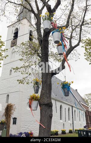 Noordwijkerhout, Paesi Bassi - 23 Aprile 2017: decorazioni con appesi i secchi con yellow daffodils presso la tradizionale sfilata di fiori Bloemencorso fr Foto Stock