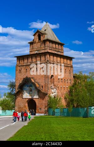 KOLOMNA, RUSSIA - 03 MAGGIO 2014: Persone che camminano nella regione del Cremlino di Kolomna - Russia - Mosca Foto Stock