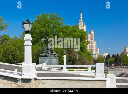 Statua e grattacielo in Piazza Kudrinskaya - Mosca Russia Foto Stock
