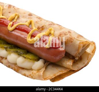 Pancake con salsiccia, senape e cetriolo sottaceto Foto Stock