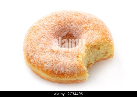 Plain ciambella con un morso mancante isolato su bianco Foto Stock