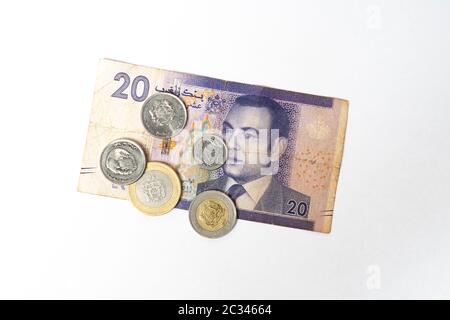 Un 20 Dirham banconota del Marocco con alcune monete sul tavolo Foto Stock