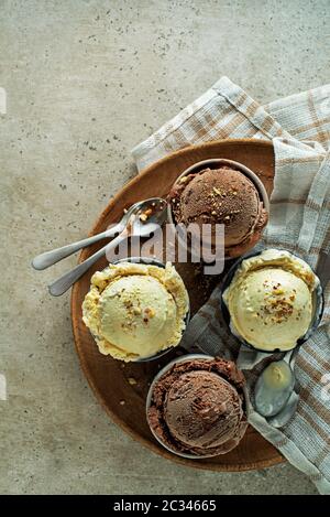 Set di gelato scoop con cioccolato e vaniglia Foto Stock
