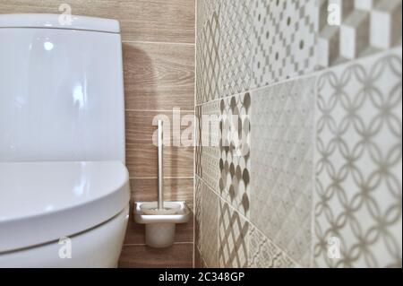 Frammento della toilette. L'area vicino al gabinetto, un rudere spazzola sanitaria, angolo inferiore con prospettiva sulla parete. Foto Stock
