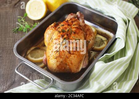 Forno pollo arrosto maryland sulla griglia da forno Foto stock - Alamy