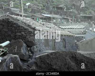 A Stone capanne fisher Village abbandonato grigio blu luce Foto Stock