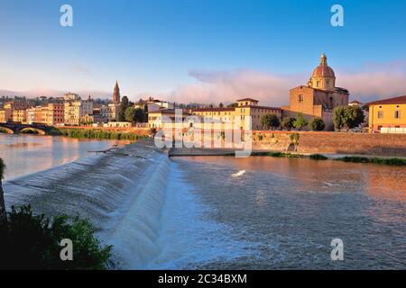 Firenze, vista sul paesaggio e sull'architettura del fiume Arno Foto Stock