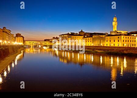 Ponte Vecchio e il lungomare del fiume Arno a Firenze vista serale Foto Stock