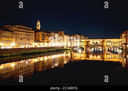 Ponte Vecchio e il lungomare del fiume Arno a Firenze vista serale Foto Stock