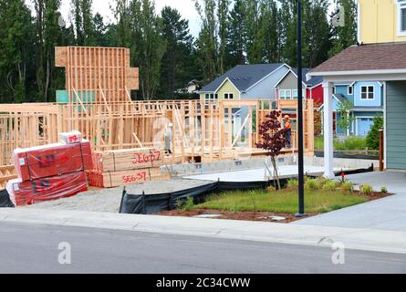 casa residenziale in costruzione da lavoratore maschile Foto Stock