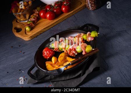 Germogli di Bruxelles - pancetta - spiedini con widget di patate Foto Stock