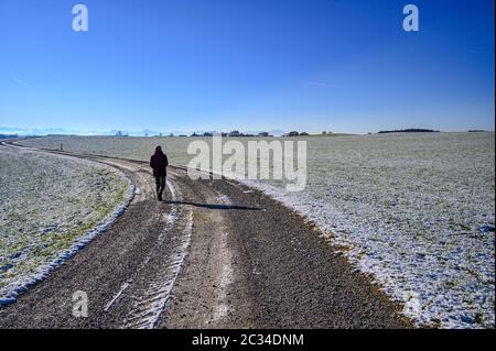 Camminando attraverso i campi Foto Stock