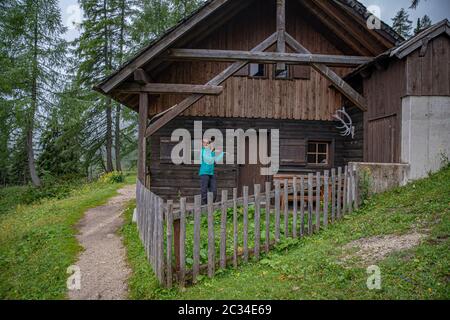 gli escursionisti delle alpi austriache camminano sui sentieri di montagna nei boschi intorno ai laghi in autunno Foto Stock