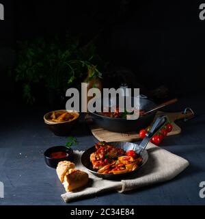 Ali di pollo rustiche in miele con zeppe di patate Foto Stock