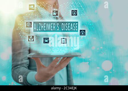 Scrittura concettuale della mano che mostra la malattia di Alzheimers. Concetto che significa disturbo cerebrale irreversibile che distrugge lentamente la memoria Foto Stock