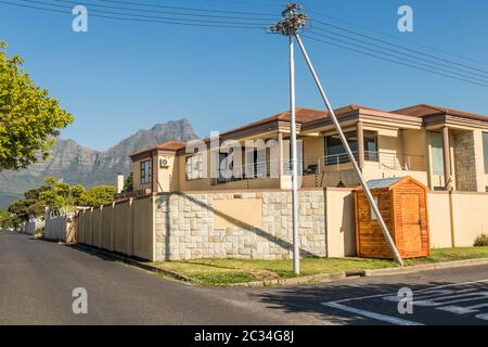 Casa con recinti con Table Mountain View nell'idilliaco Claremont a Cape Town, Sud Africa. Foto Stock