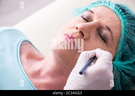 Vecchia donna visita medico maschio per la chirurgia plastica Foto Stock