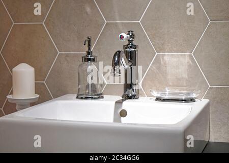 Bagno interno in stile retrò con lavandino Foto Stock