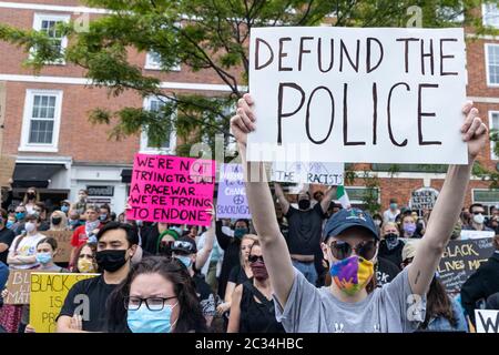 Portsmouth, New Hampshire (USA) - 7 giugno 2020). Migliaia di persone si sono riunite a Market Square per chiedere giustizia a George Floyd. Definanziare la polizia Foto Stock