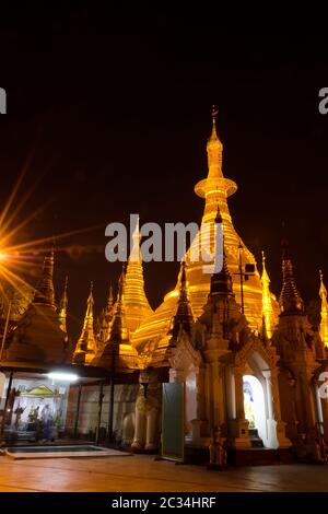 Shwedagon Pagoda di notte. Yangon. Myanmar Foto Stock