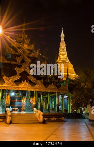 Shwedagon Pagoda di notte. Yangon. Myanmar Foto Stock