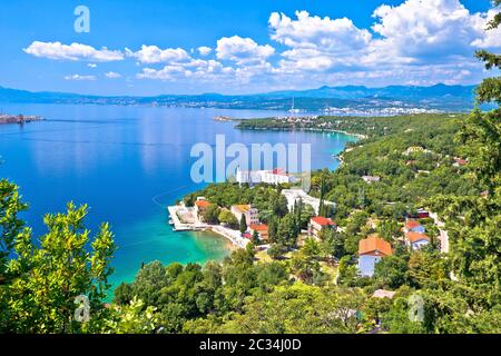 Città di Omisalj beach e sulla costa dell'isola di Krk vista aerea, il Quarnero della Croazia Foto Stock