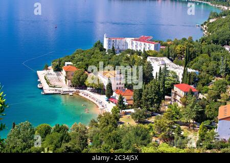 Città di Omisalj beach e sulla costa dell'isola di Krk vista aerea, il Quarnero della Croazia Foto Stock