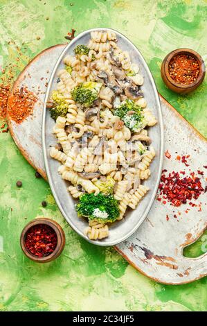 La pasta italiana Le farfalle con broccoli e funghi.il cibo italiano Foto Stock