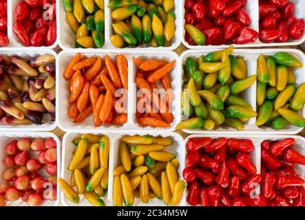 Colorato dolce tailandese di deletable imitazione frutta o Kanom look Choup fatto di fagioli Mung in frutta a forma e immerso in gelatina Foto Stock