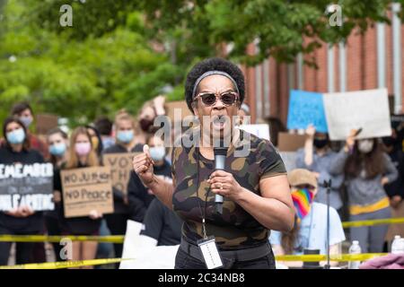 Portsmouth, New Hampshire (USA) - 7 giugno 2020). Migliaia di persone si sono riunite a Market Square per chiedere giustizia a George Floyd. Altoparlante motivato con op Foto Stock