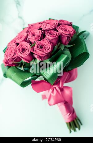 Bouquet di lusso di rose rosa su sfondo di marmo, fiori bellissimi come amore per la vacanza presente il giorno di San Valentino Foto Stock