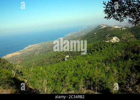 Blick von der mittelalterlichen Burgruine Kantara nach Osten über das Pentadaktylos-Gebirge auf die Karpaz-Halbinsel, Türkische Republik Nordzypern Foto Stock