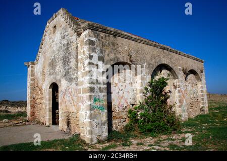 Entweihte Kirche bei Kaplica (auf griechisch Davlos), Türkische Republik Nordzypern Foto Stock