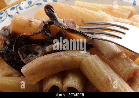 Pasta con radicchio rosso trevigiano e speck Foto Stock