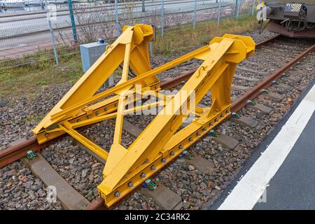 Tampone di arresto di sicurezza del treno paraurti in tracce Foto Stock