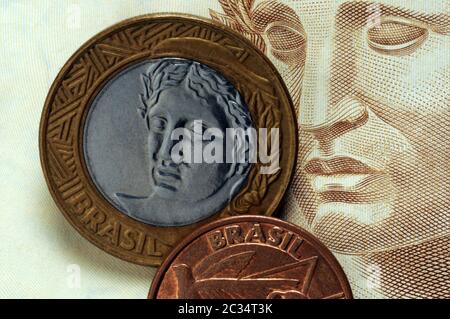Primo piano delle monete brasiliane sulla banconota Foto Stock