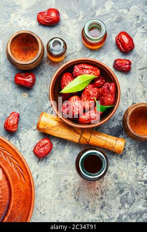 Tintura di guarigione da unabi frutta o jujube.la medicina cinese Foto Stock