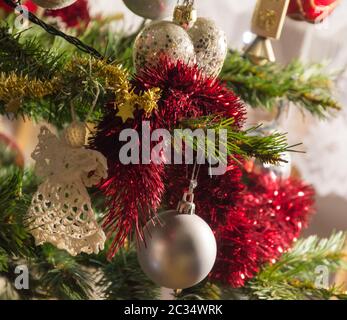 Addobbi natale su un pino sfondo. decorazioni su albero sempreverde branch Foto Stock