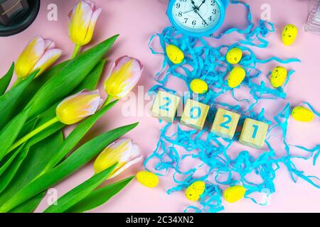 Parola Pasqua su cubetti di legno e circondato con molteplici decorazioni uovo come una festa di sfondo composizione pasquale. Foto Stock