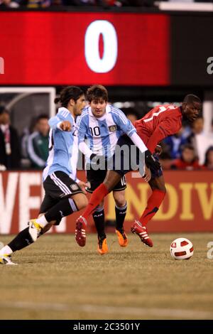 Lionel messi argentino è legato da Maurice Edu degli Stati Uniti, mentre Banega, il compagno di squadra di messi, persegue la palla durante la partita amichevole tra gli Stati Uniti e l'Argentina allo stadio Meadowlands il 27 marzo 2011 Foto Stock