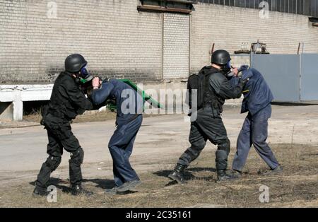 Militare Soldato in completo equipaggiamento tattico con armi e maschera a gas Foto Stock