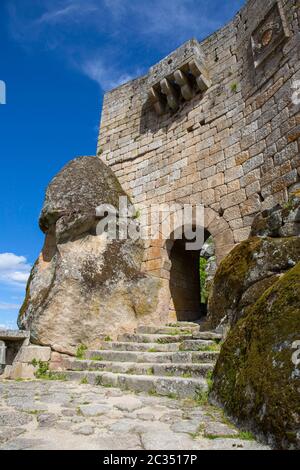 Il castello di Sortelha, storico villaggio nei pressi di Covilha, Portogallo Foto Stock